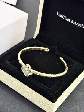 🍀💛Van Cleef & Arpels Bracelet💛🍀